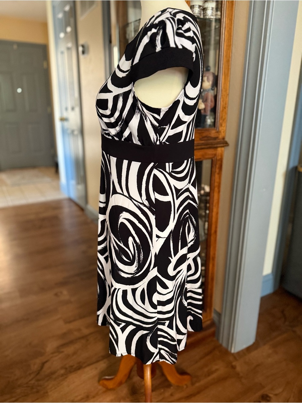 I.N. Studio Black & White Abstract Swirl Fit & Flair Empire Waist Strech - Picture 3 of 7